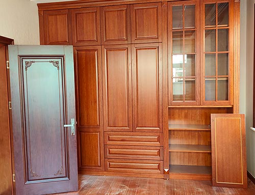 武江中式家庭装修里定制的实木衣柜效果图